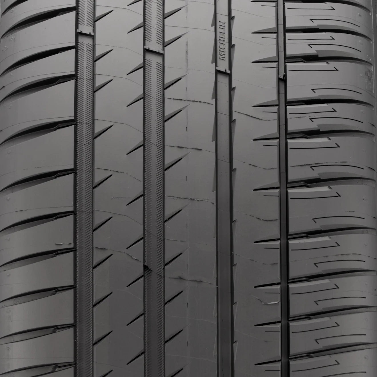 LLANTA  MICHELIN PILOT SPORT EV 235/45R20 100V